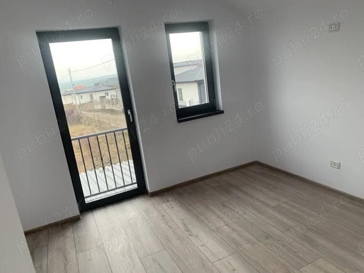 Casă cu 5 camere cu Teren 400 Mp în Valea Adâncă