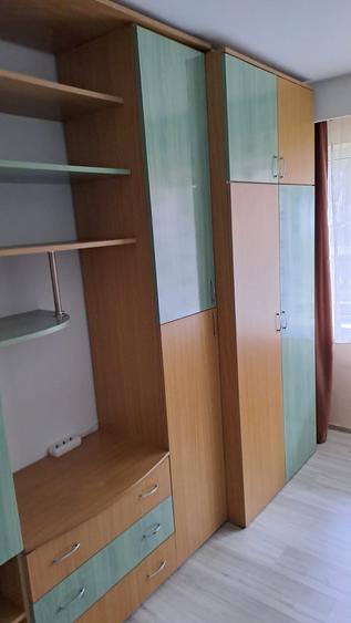 Apartament cu 3 camere semidecomandat în Gojdu