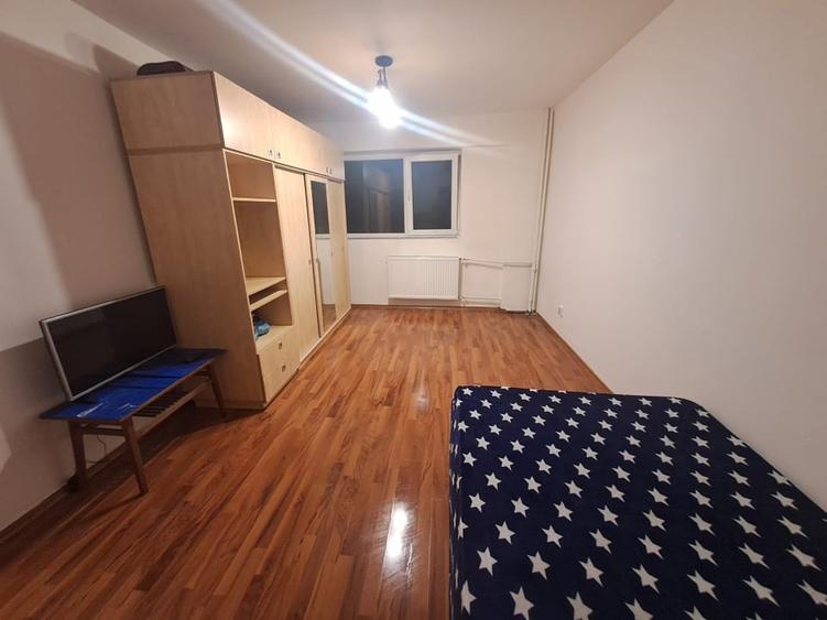 Garsonieră decomandată, mobilată în B-dul București