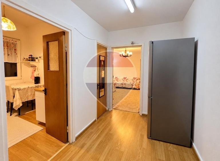 Apartament cu 3 camere semidecomandat în Militari