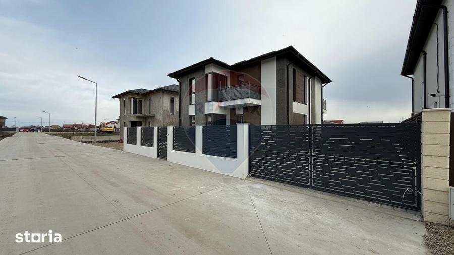 Casă cu 4 camere cu Teren 330 Mp în Central