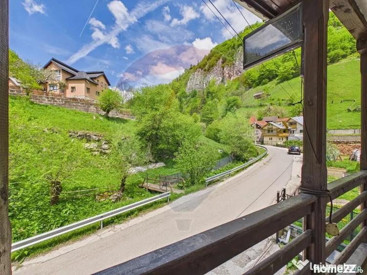 Casă cu 9 camere cu Teren 341 Mp în Dâmbovicioara