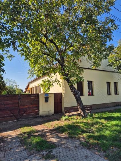 Casă cu Teren 2700 Mp în Giarmata