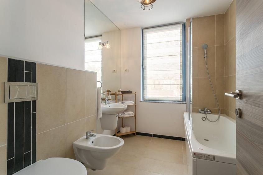 Apartament cu 2 camere semidecomandat, mobilat în Calea Victoriei
