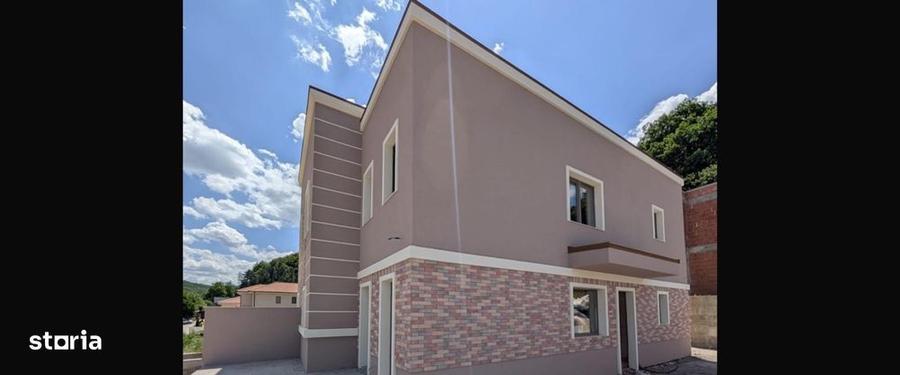 Casă cu 4 camere în Tăuți