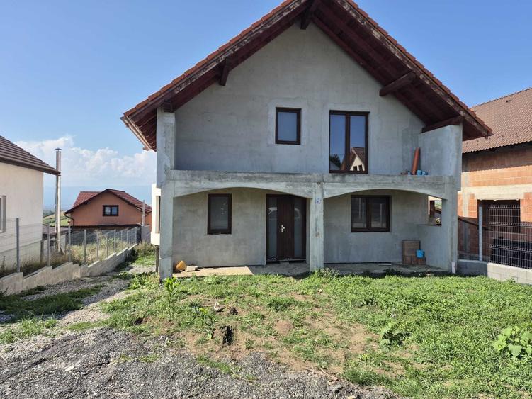 Casă cu 4 camere în Șura Mare