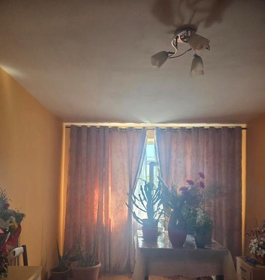 Apartament cu 3 camere decomandat în Lețcani