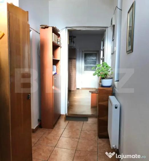 Apartament cu 4 camere semidecomandat în Cetate