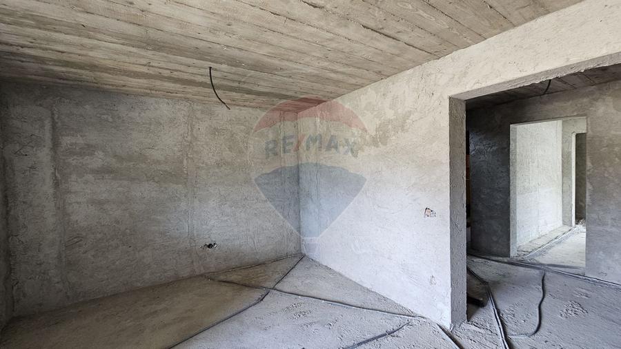 Casă individuală cu 6 camere cu Teren 1700 Mp în Lisaura