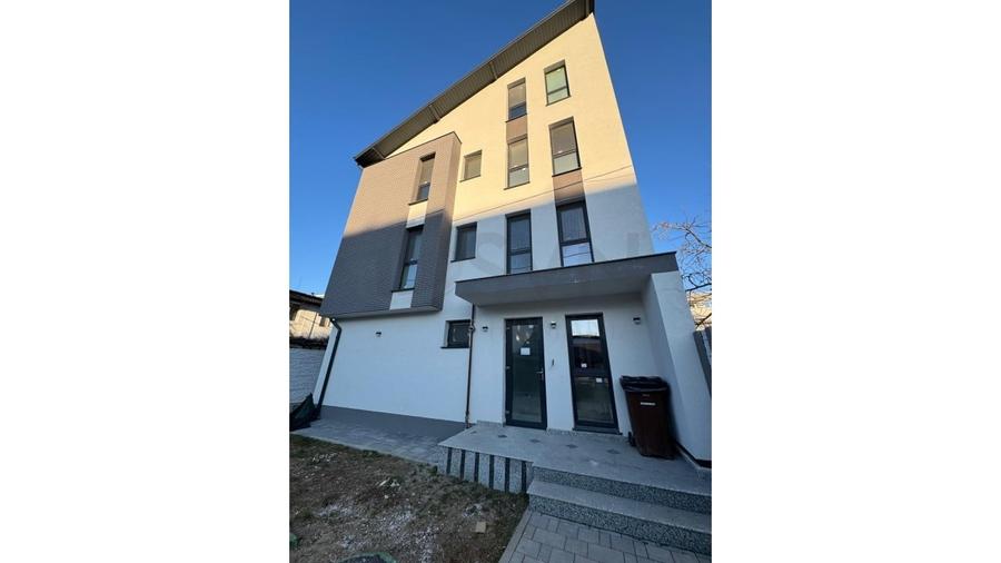 Apartament cu 3 camere decomandat în Aviației