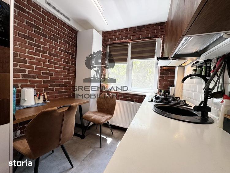 Apartament cu 3 camere semidecomandat în Podu Roș