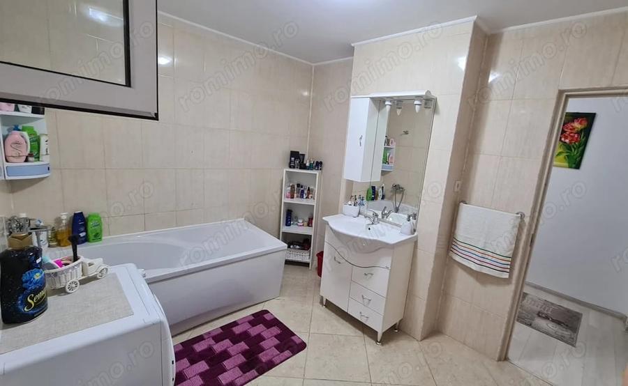 Apartament cu 3 camere semidecomandat în Central