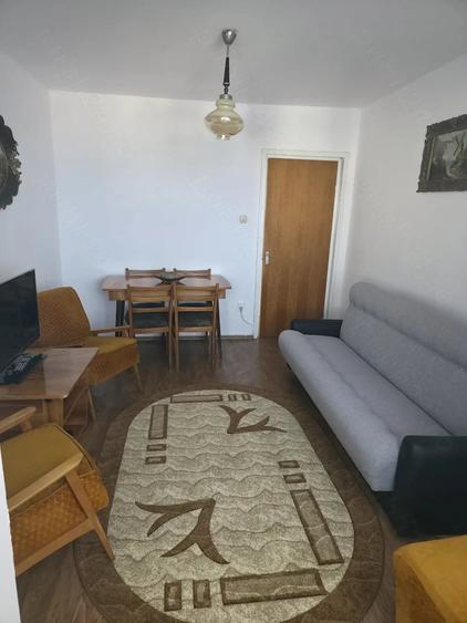 Apartament cu 3 camere semidecomandat în Centrul Civic