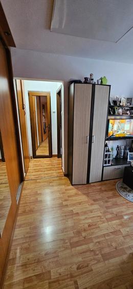 Apartament cu 3 camere semidecomandat în Florilor