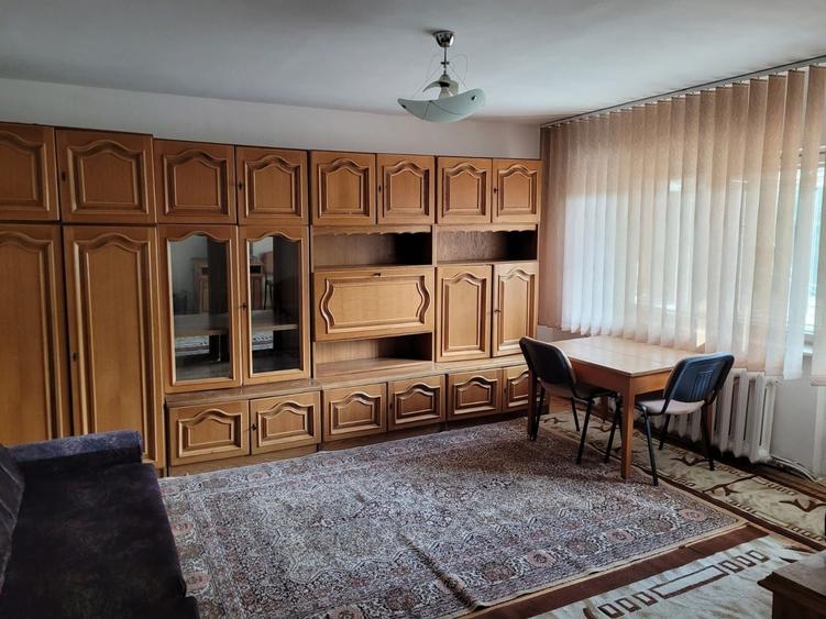 Apartament cu 3 camere decomandat în Exterior Vest