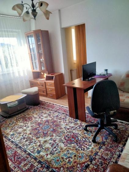 Apartament cu 3 camere semidecomandat în Central