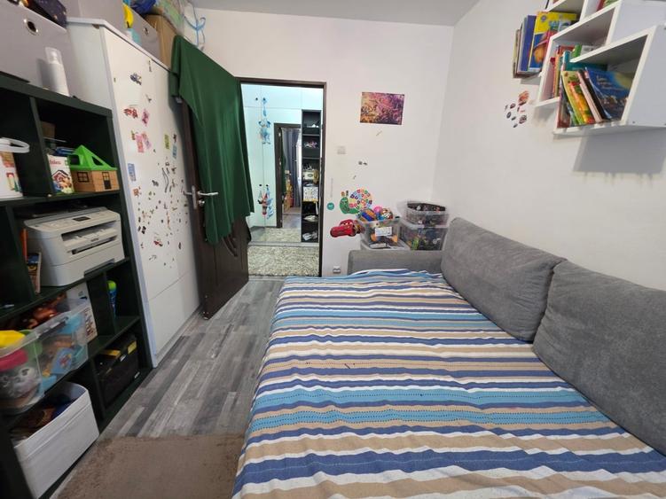 Apartament cu 3 camere semidecomandat în Dristor