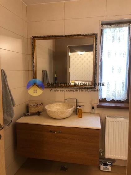 Casă cu 3 camere cu Canalizare în Central
