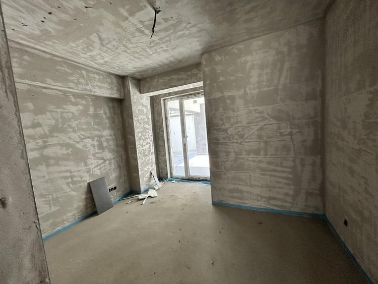 Apartament cu 4 camere semidecomandat în Florești