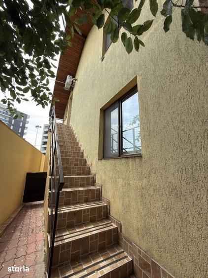 Casă cu 5 camere cu Teren 240 Mp în Central