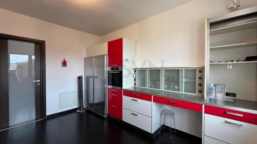 Apartament cu 6 camere decomandat în Sisești