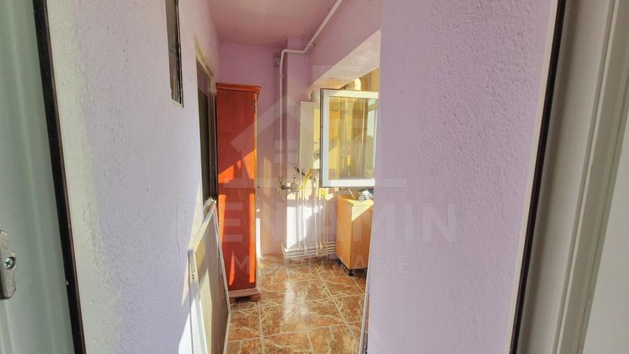 Apartament cu 3 camere decomandat în Calea București