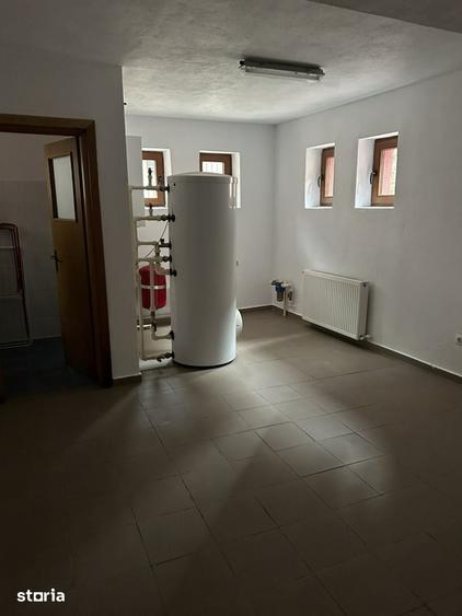 Casă cu 8 camere cu Teren 250 Mp în Tei