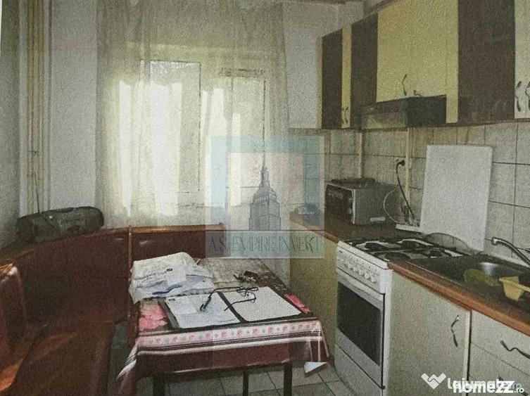Apartament cu 3 camere decomandat în Calea București