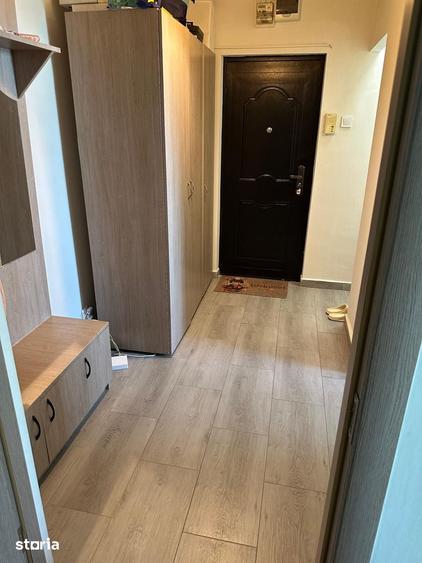 Apartament cu 3 camere semidecomandat în Giurgiului