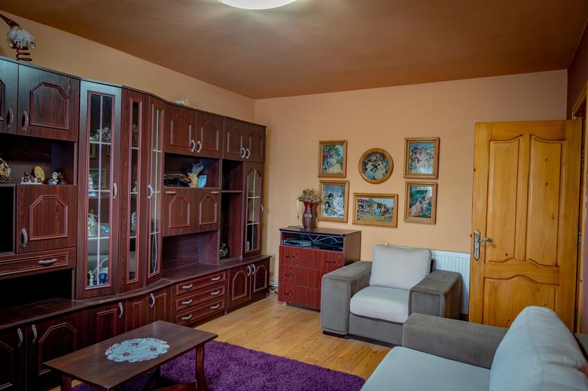 Apartament cu 2 camere decomandat în Moinești