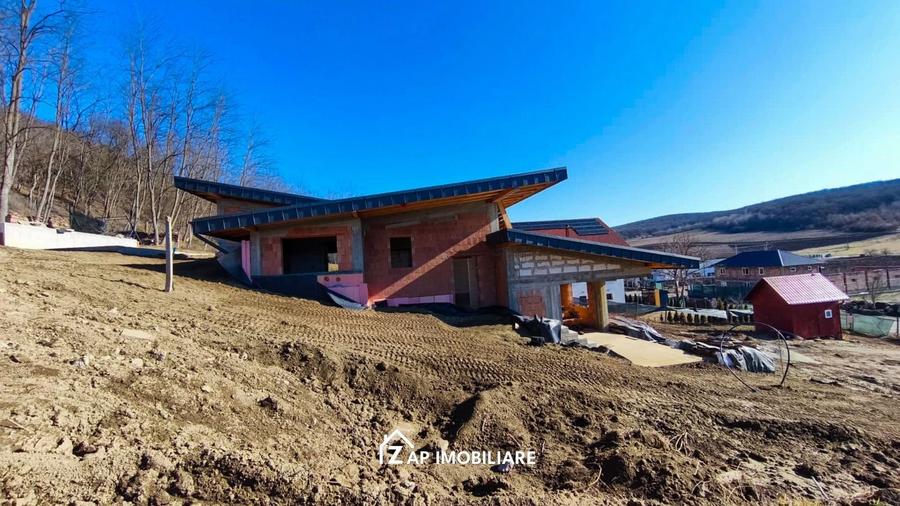 Casă individuală cu 4 camere cu Canalizare în Livezeni