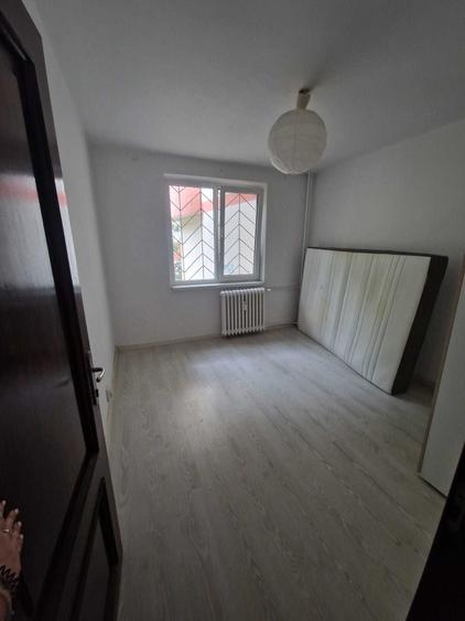Apartament cu 4 camere decomandat în Tei