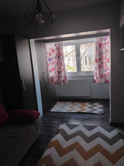Apartament cu 3 camere decomandat, mobilat în Casa de Cultură