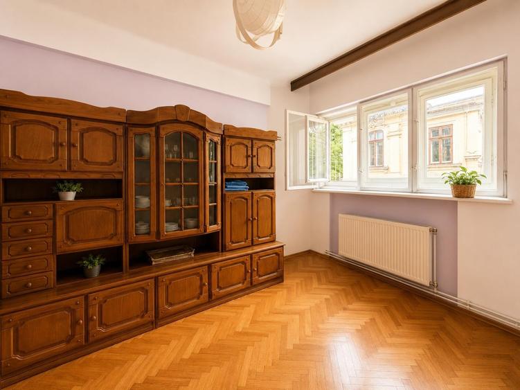 Apartament cu 4 camere semidecomandat în Universitate