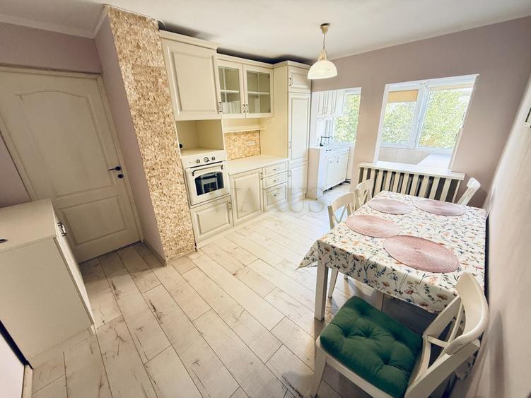 Apartament cu 3 camere decomandat, mobilat în Sud