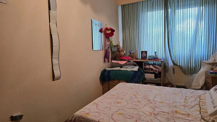 Apartament cu 4 camere semidecomandat în Gojdu