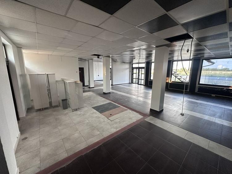 Spațiu comercial, de 1,000 mp, în Munteni