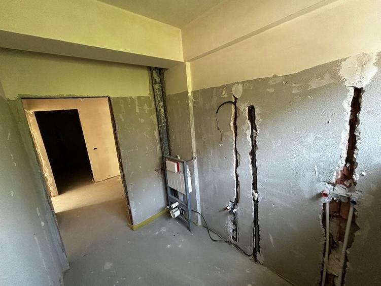 Apartament cu 3 camere semidecomandat în Ștefan cel Mare