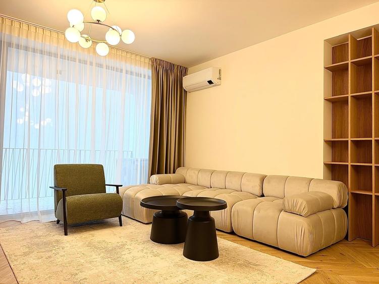 Apartament cu 3 camere semidecomandat în P-ța Victoriei