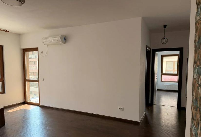 Apartament cu 3 camere semidecomandat în Metalurgiei