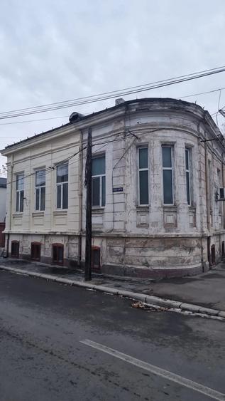Apartament cu 4 camere nedecomandat în Școlilor
