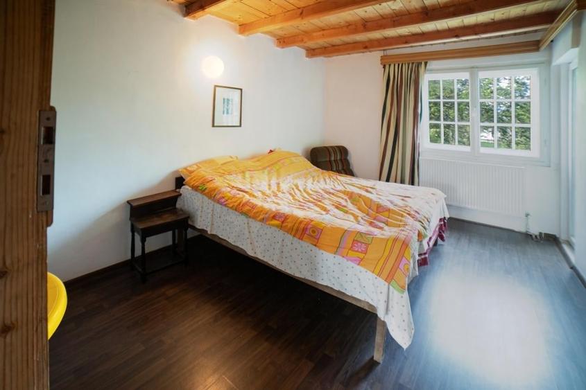 Casă cu 5 camere cu Teren 1364 Mp în Central