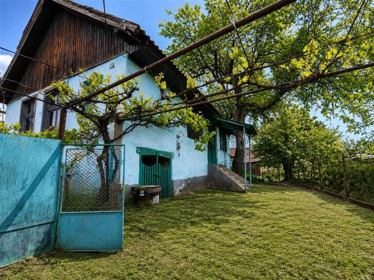 Casă individuală cu 2 camere cu Teren 2112 Mp în Sângătin