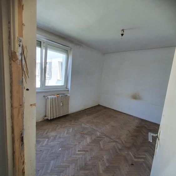Apartament cu 3 camere semidecomandat în Mihai Bravu