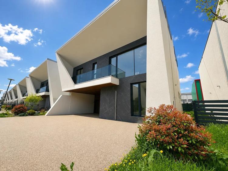 Casă individuală cu 5 camere decomandat cu Piscina în Pipera
