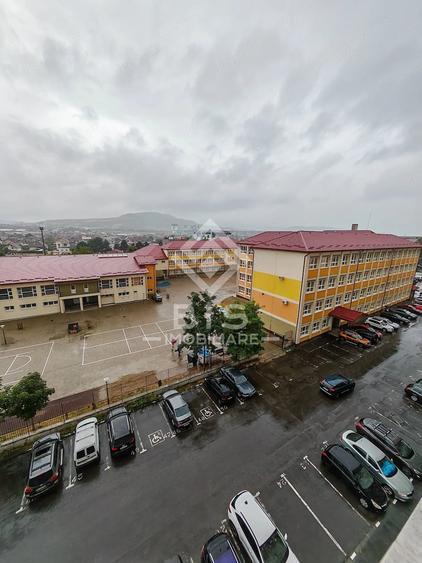 Apartament cu 4 camere semidecomandat în Central