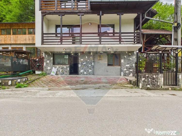 Casă cu 9 camere cu Teren 341 Mp în Dâmbovicioara