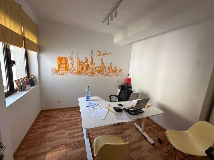 Apartament cu 3 camere semidecomandat, mobilat în P-ța Victoriei