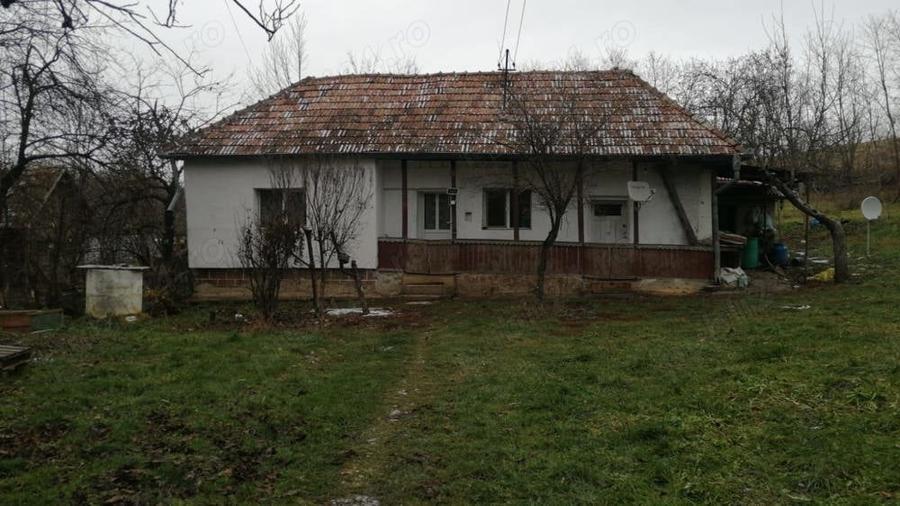 Casă cu 3 camere în Cătina