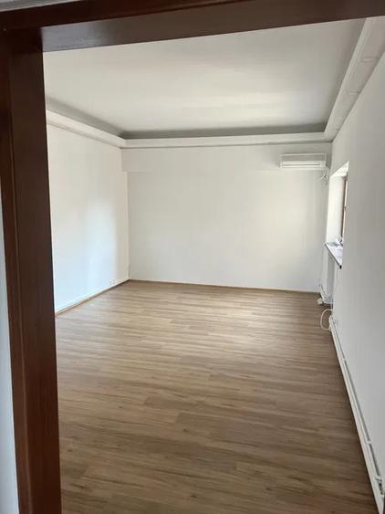 Apartament cu 4 camere semidecomandat în P-ța Romană